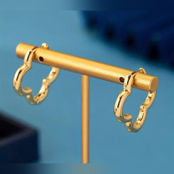 Goldtone Clover Huggie Hoop Earrings NWOT - Picture 5 of 6